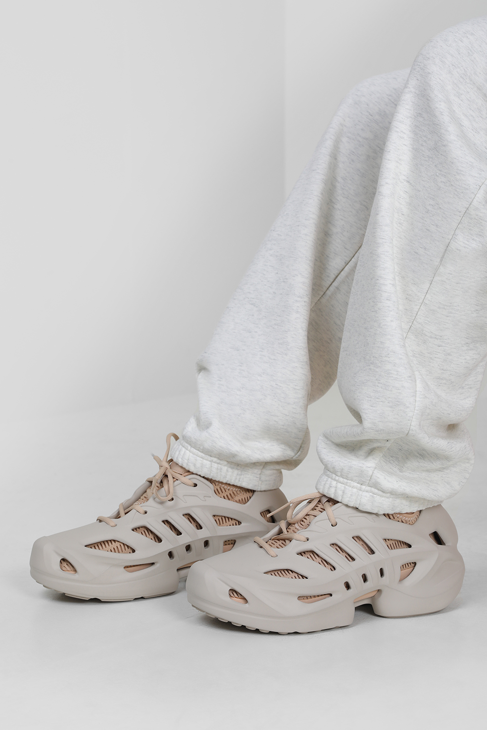 תמונת כל הלוק של נעלי סניקרס קלימוקול ADIDAS ORIGINALS